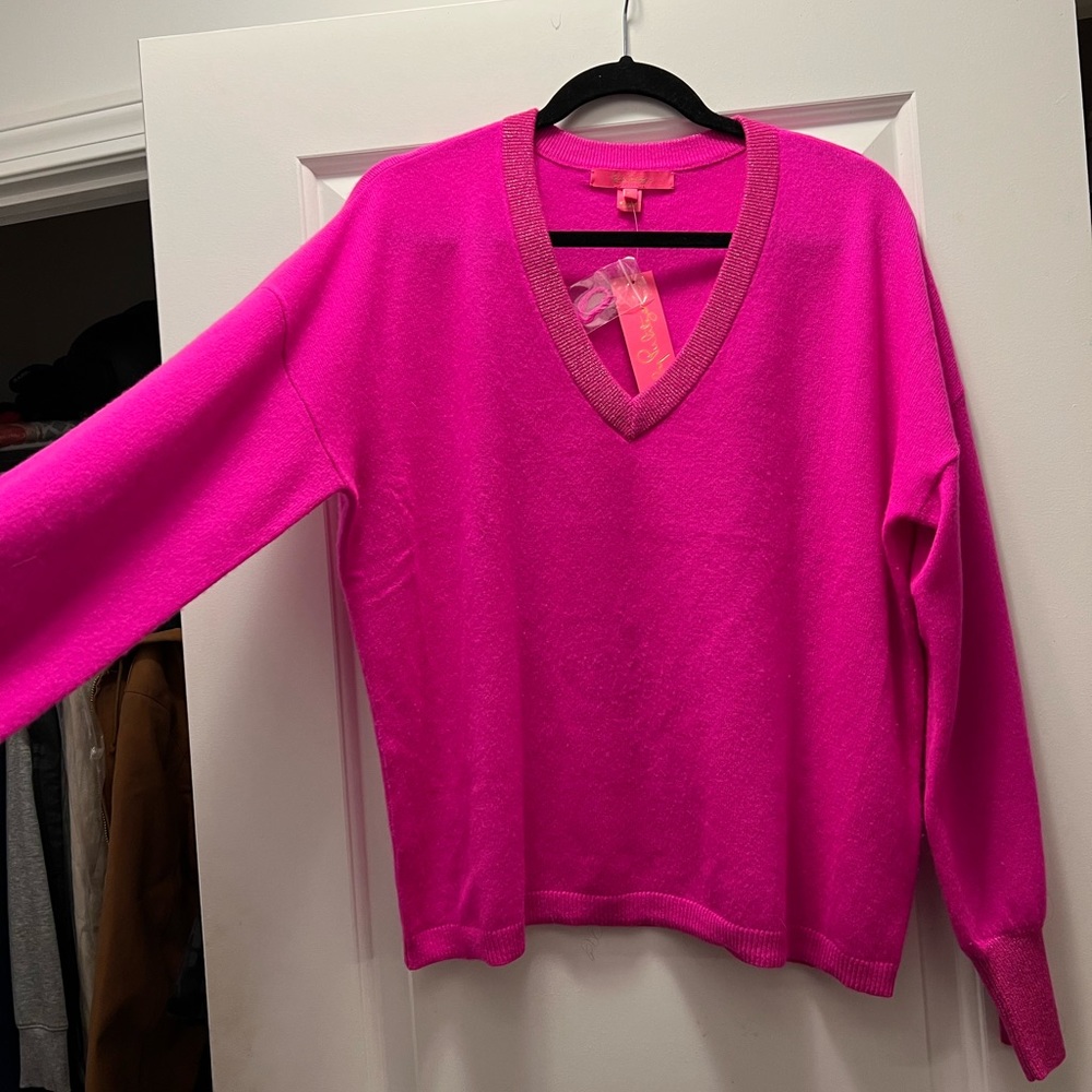 Lily Pulitzer sweater Hot pink sleep with her accent to V-neck and wrists